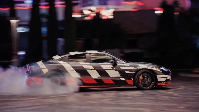 ラスベガスに「メルセデス AMG GT 4ドアクーペ」が持ち込まれ、ブラッド・ピットが参加して大規模な撮影が行われた。