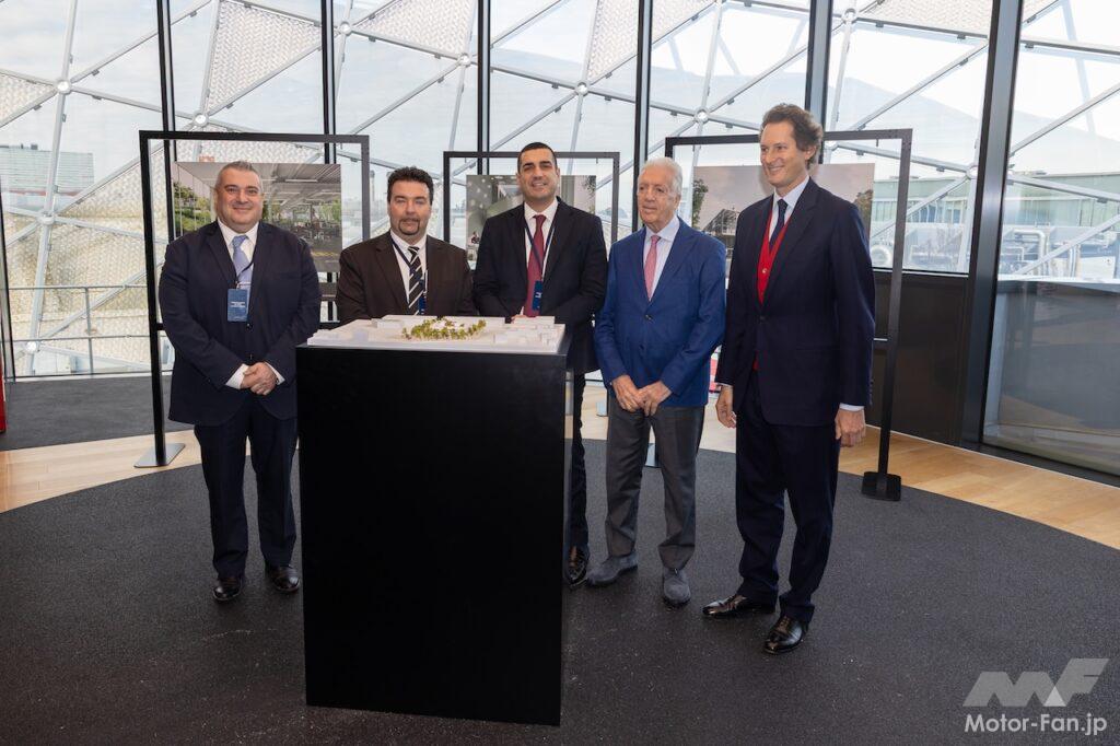 マラネロのフェラーリ本社で行われた発表会には、ジョン・エルカン会長をはじめ、周辺自治体の首長が出席した。