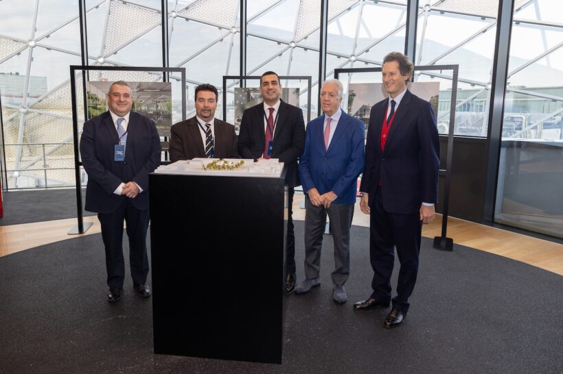 マラネロのフェラーリ本社で行われた発表会には、ジョン・エルカン会長をはじめ、周辺自治体の首長が出席した。