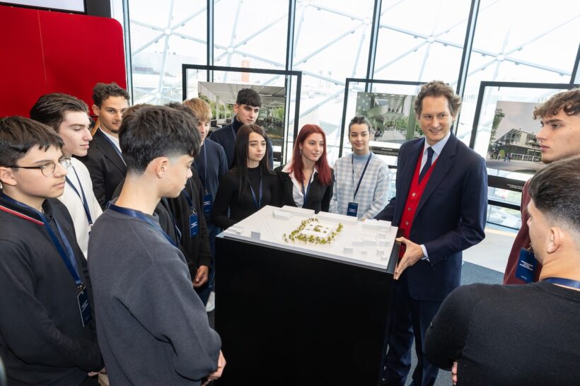 マラネロのフェラーリ本社で行われた発表会には、ジョン・エルカン会長をはじめ、周辺自治体の首長が出席した。