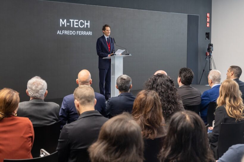 マラネロのフェラーリ本社で行われた発表会には、ジョン・エルカン会長をはじめ、周辺自治体の首長が出席した。