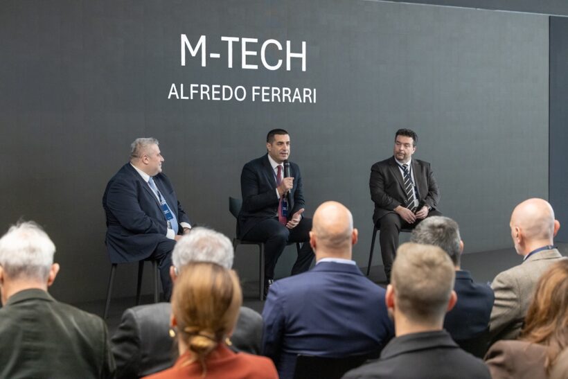 マラネロのフェラーリ本社で行われた発表会には、ジョン・エルカン会長をはじめ、周辺自治体の首長が出席した。