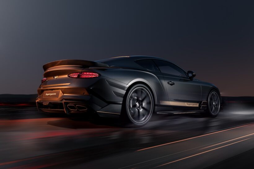 「ベントレー スーパースポーツ」の走行シーン。