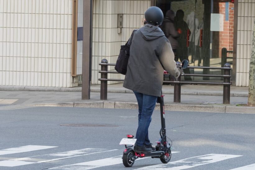 電動キックボードに実際に乗っている画像