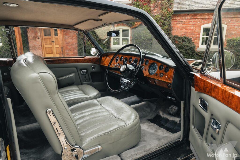 スタンダード4ドアサルーンよりも上質なインテリア。