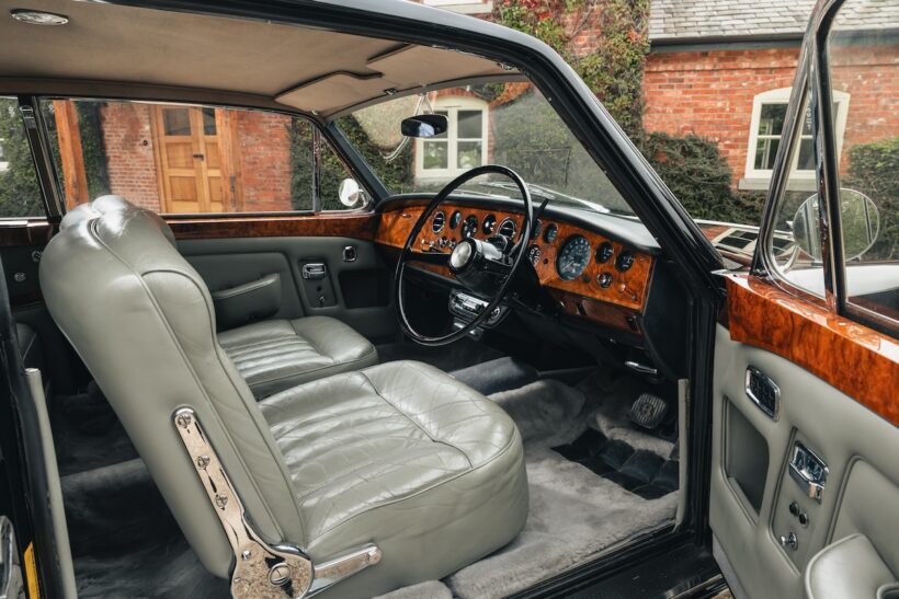 スタンダード4ドアサルーンよりも上質なインテリア。