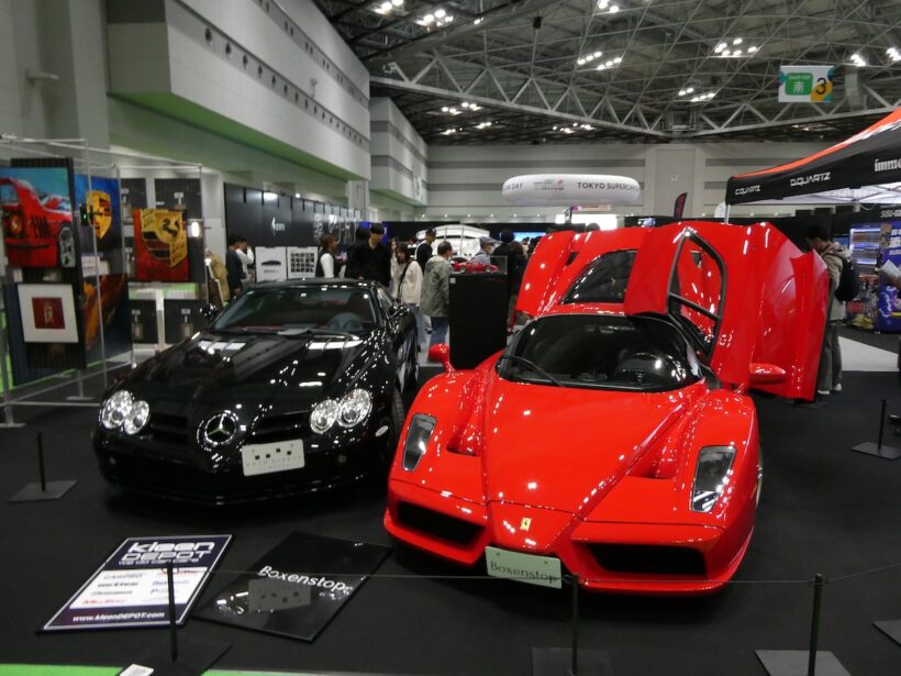 フェラーリ エンツォとメルセデス・ベンツ SLR マクラーレン