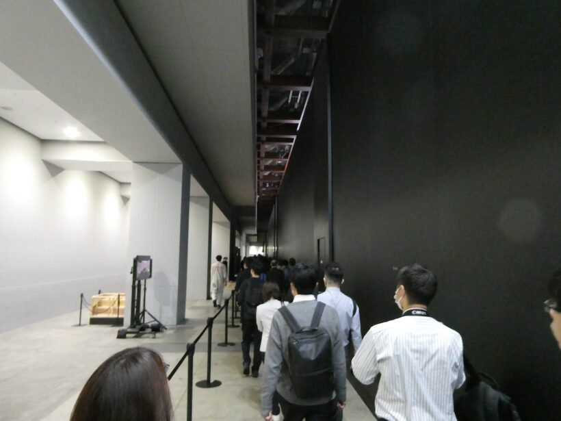 待機列はセンチュリーブースの裏側へ