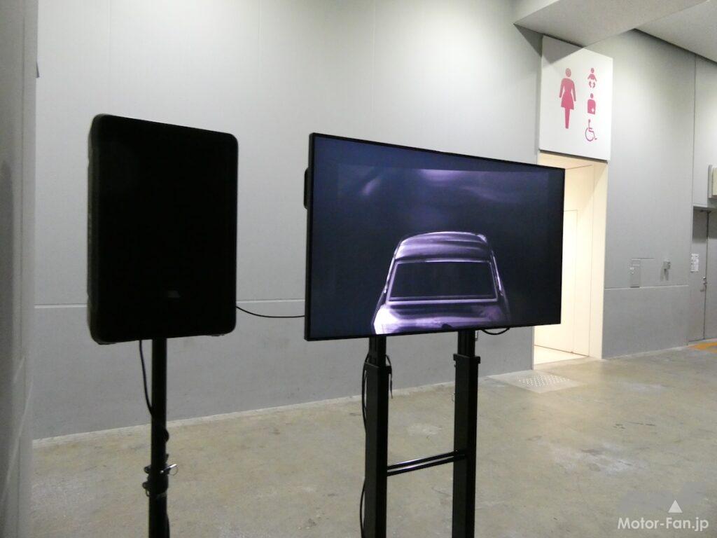 待機列の途中にあるプレウカンファレンスの流れるモニター