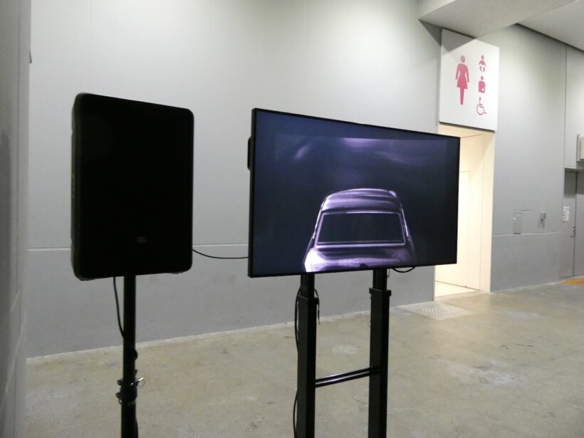 待機列の途中にあるプレウカンファレンスの流れるモニター