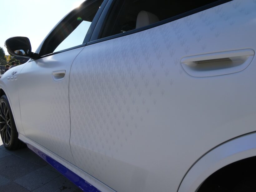 印象的なトライデント柄が描かれる「グレカーレ トロフェオ ピュアネスオブアジア」のサイド。