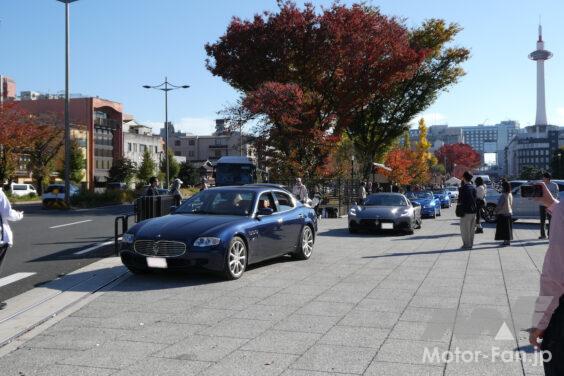 パレードランに出発するクワトロポルテ。参加台数は約60台にも及んだ。