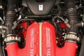 F140HD型6.5リッターV型12気筒エンジンは、スペチアーレシリーズとなる812コンペティツィオーネのそれがベース。チタン製コンロッドやバランス取りしたクランクシャフトなどを採用、自然吸気ながら830PSを実現している。最高回転数は9500rpm。