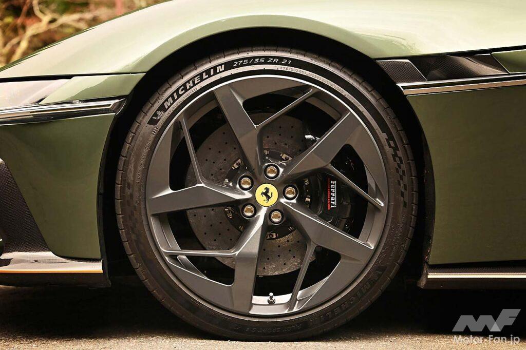 812系とは異なりシンプルな面構成となった12チリンドリ。6.5リッターV12のレッドゾーンは9250rpmから。走行モード選択システムは「マネッティーノ」と呼ばれ、ステアリング上のスイッチで「ウェット」「スポーツ」「レース」「トラクションコントロール・オフ」「ESCオフ」を選択可能。タイヤは21インチで、ミシュラン・パイロットスポーツS5かグッドイヤー・イーグルF1スーパースポーツとなる。