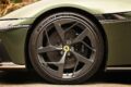 812系とは異なりシンプルな面構成となった12チリンドリ。6.5リッターV12のレッドゾーンは9250rpmから。走行モード選択システムは「マネッティーノ」と呼ばれ、ステアリング上のスイッチで「ウェット」「スポーツ」「レース」「トラクションコントロール・オフ」「ESCオフ」を選択可能。タイヤは21インチで、ミシュラン・パイロットスポーツS5かグッドイヤー・イーグルF1スーパースポーツとなる。