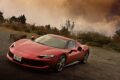 従来のファストバックスタイルを捨て、コンパクトなキャビンを強調するスタイリングを手に入れた296 GTB。メーターのレッドゾーンは8500rpmから。走行モードはおなじみ「マネッティーノ」のほか、ハイブリッド関連の「eマネッティーノ」を搭載。モードはEV走行の「eドライブ」、効率的な「ハイブリッド」、エンジンが常時オンとなる「パフォーマンス」、最大性能を発揮する「クオリファイ」の4種類である。