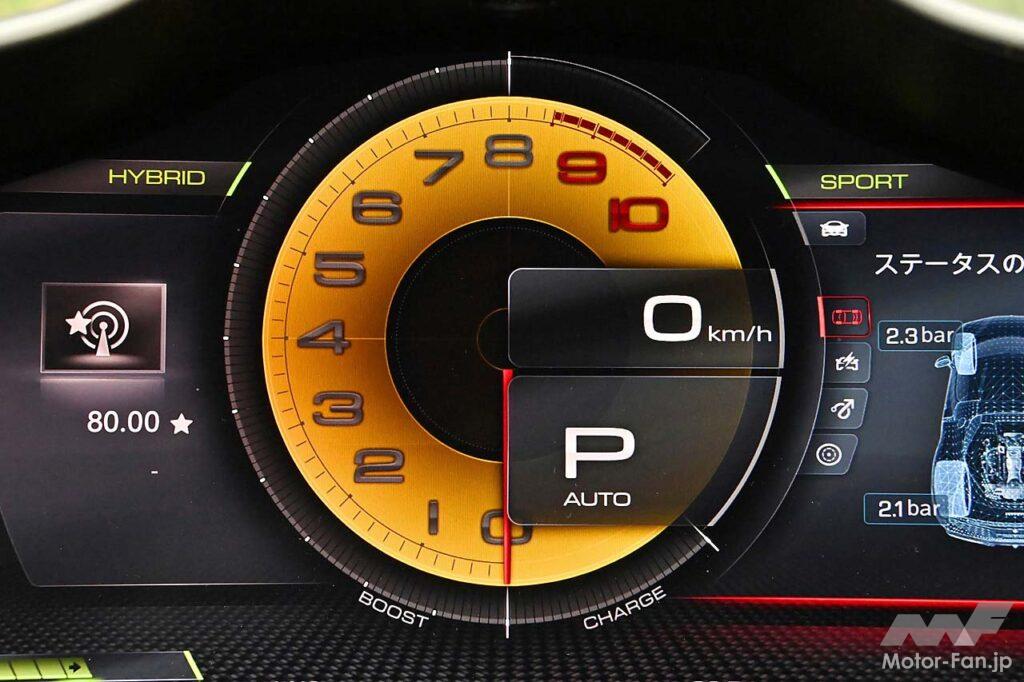 従来のファストバックスタイルを捨て、コンパクトなキャビンを強調するスタイリングを手に入れた296 GTB。メーターのレッドゾーンは8500rpmから。走行モードはおなじみ「マネッティーノ」のほか、ハイブリッド関連の「eマネッティーノ」を搭載。モードはEV走行の「eドライブ」、効率的な「ハイブリッド」、エンジンが常時オンとなる「パフォーマンス」、最大性能を発揮する「クオリファイ」の4種類である。