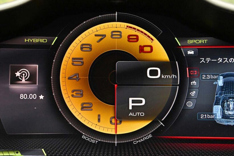 従来のファストバックスタイルを捨て、コンパクトなキャビンを強調するスタイリングを手に入れた296 GTB。メーターのレッドゾーンは8500rpmから。走行モードはおなじみ「マネッティーノ」のほか、ハイブリッド関連の「eマネッティーノ」を搭載。モードはEV走行の「eドライブ」、効率的な「ハイブリッド」、エンジンが常時オンとなる「パフォーマンス」、最大性能を発揮する「クオリファイ」の4種類である。