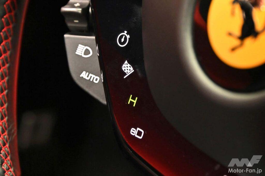 従来のファストバックスタイルを捨て、コンパクトなキャビンを強調するスタイリングを手に入れた296 GTB。メーターのレッドゾーンは8500rpmから。走行モードはおなじみ「マネッティーノ」のほか、ハイブリッド関連の「eマネッティーノ」を搭載。モードはEV走行の「eドライブ」、効率的な「ハイブリッド」、エンジンが常時オンとなる「パフォーマンス」、最大性能を発揮する「クオリファイ」の4種類である。