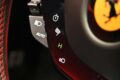 従来のファストバックスタイルを捨て、コンパクトなキャビンを強調するスタイリングを手に入れた296 GTB。メーターのレッドゾーンは8500rpmから。走行モードはおなじみ「マネッティーノ」のほか、ハイブリッド関連の「eマネッティーノ」を搭載。モードはEV走行の「eドライブ」、効率的な「ハイブリッド」、エンジンが常時オンとなる「パフォーマンス」、最大性能を発揮する「クオリファイ」の4種類である。