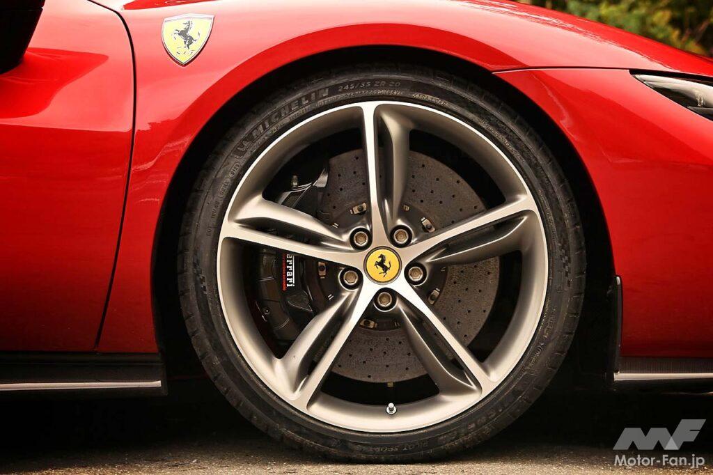 従来のファストバックスタイルを捨て、コンパクトなキャビンを強調するスタイリングを手に入れた296 GTB。メーターのレッドゾーンは8500rpmから。走行モードはおなじみ「マネッティーノ」のほか、ハイブリッド関連の「eマネッティーノ」を搭載。モードはEV走行の「eドライブ」、効率的な「ハイブリッド」、エンジンが常時オンとなる「パフォーマンス」、最大性能を発揮する「クオリファイ」の4種類である。