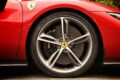 従来のファストバックスタイルを捨て、コンパクトなキャビンを強調するスタイリングを手に入れた296 GTB。メーターのレッドゾーンは8500rpmから。走行モードはおなじみ「マネッティーノ」のほか、ハイブリッド関連の「eマネッティーノ」を搭載。モードはEV走行の「eドライブ」、効率的な「ハイブリッド」、エンジンが常時オンとなる「パフォーマンス」、最大性能を発揮する「クオリファイ」の4種類である。