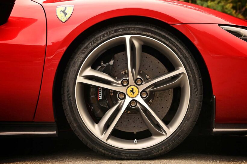従来のファストバックスタイルを捨て、コンパクトなキャビンを強調するスタイリングを手に入れた296 GTB。メーターのレッドゾーンは8500rpmから。走行モードはおなじみ「マネッティーノ」のほか、ハイブリッド関連の「eマネッティーノ」を搭載。モードはEV走行の「eドライブ」、効率的な「ハイブリッド」、エンジンが常時オンとなる「パフォーマンス」、最大性能を発揮する「クオリファイ」の4種類である。