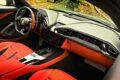 12チリンドリの室内は、ローマやプロサングエなどGT系モデルに採用される「デュアルコクピット」コンセプトに基づく。助手席も運転席同様のパッケージングとすることで、ドライブ体験の共有をさらに一歩進めている。