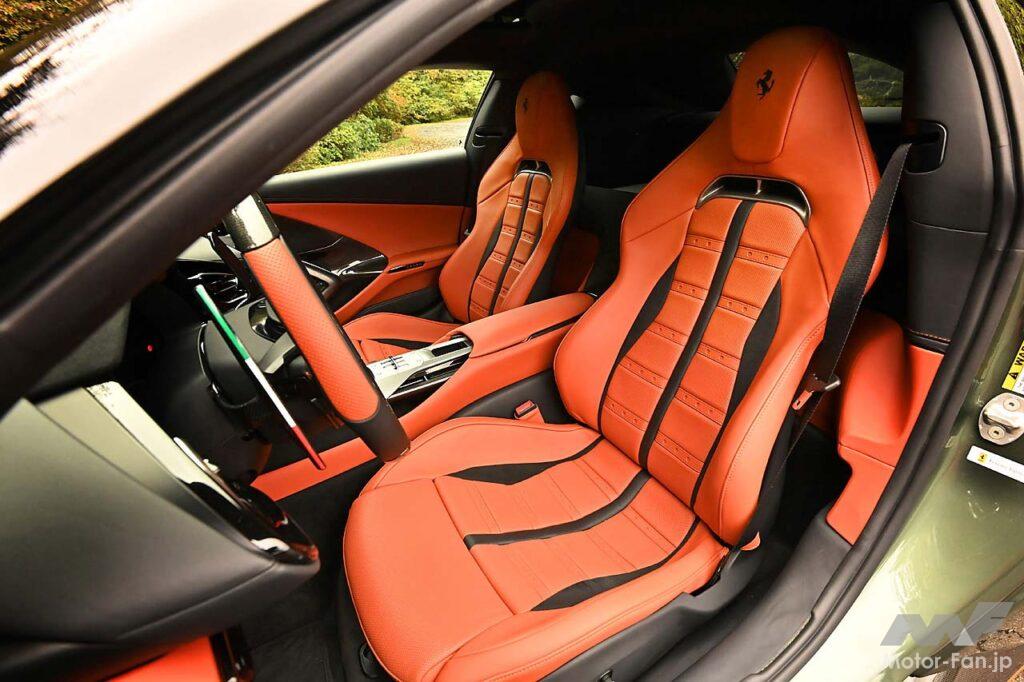 12チリンドリの室内は、ローマやプロサングエなどGT系モデルに採用される「デュアルコクピット」コンセプトに基づく。助手席も運転席同様のパッケージングとすることで、ドライブ体験の共有をさらに一歩進めている。