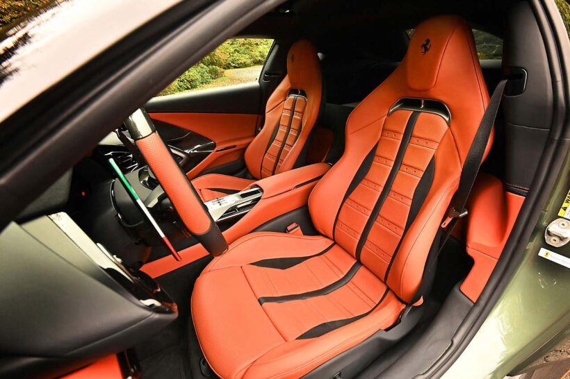 12チリンドリの室内は、ローマやプロサングエなどGT系モデルに採用される「デュアルコクピット」コンセプトに基づく。助手席も運転席同様のパッケージングとすることで、ドライブ体験の共有をさらに一歩進めている。