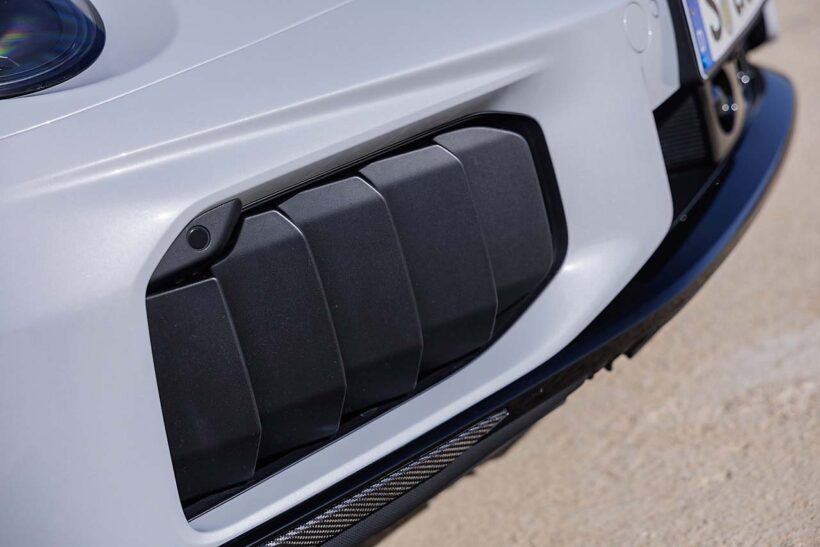 フロントバンパーには垂直に配置されたクーリングエアフラップとアクティブフロントディフューザー、リヤには先代から継承されたリヤウイングを採用。Cd値は先代モデルより最大10％低減された。