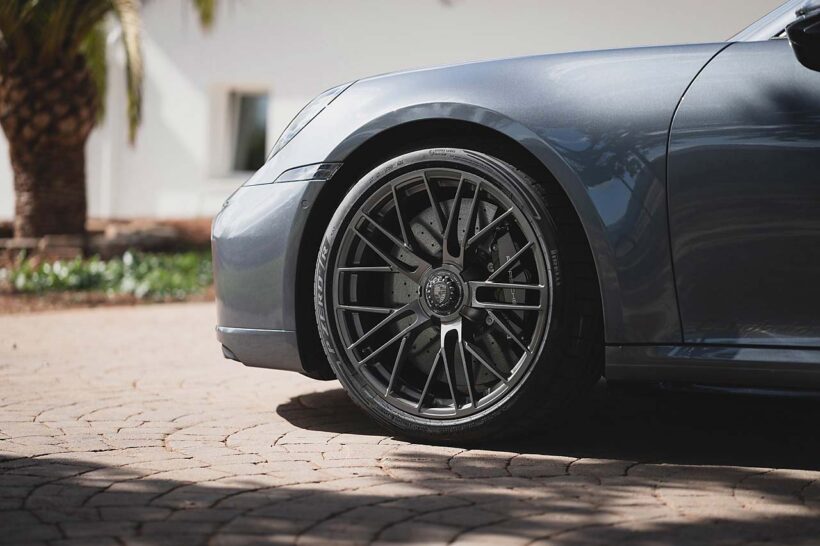 リヤのブレーキディスク径は390mmから410mmに拡大。新開発のブレーキパッドを採用したことで強力な制動力を発揮する。