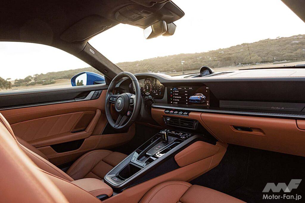 インパネレイアウトは992II型と共通。ターボSクーペは標準が2シーター、要望に応じて無償でリヤシートも設定可能、ターボSカブリオレは2＋2が標準設定となる。