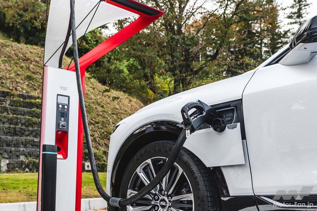 100V／200Vの普通充電とCHAdeMO急速充電に対応。最近は150kW超の急速充電器が増えてきたが、今回は30分で最大284km分をチャージできたことも。バッテリー容量は95.7kWhで、一充電航続距離は510kmとなる。