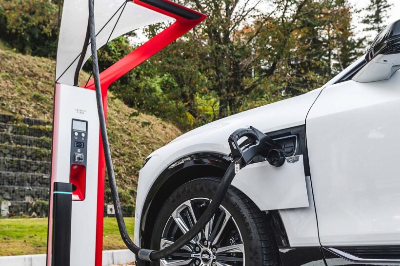 100V／200Vの普通充電とCHAdeMO急速充電に対応。最近は150kW超の急速充電器が増えてきたが、今回は30分で最大284km分をチャージできたことも。バッテリー容量は95.7kWhで、一充電航続距離は510kmとなる。