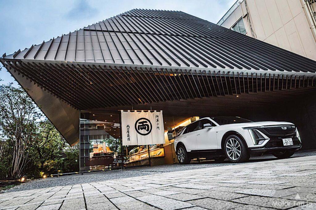 【Nagoya】1634年、尾張藩御用菓子の製造元として創業した老舗「両口屋是清」。その東山店は、和と洋、モダンとレトロが融合した隈研吾の手による名建築。同店は季節の和菓子にも力を入れており、取材時は秋をイメージした棹菓子「深山の秋」を提供。川面に流れる落ち葉をイメージし、職人が手作業で紅葉や銀杏を錦玉羹に浮かべて作られる。●両口屋是清 東山店／愛知県名古屋市千種区東山通4-4-1　https://ryoguchiya-korekiyo.co.jp/