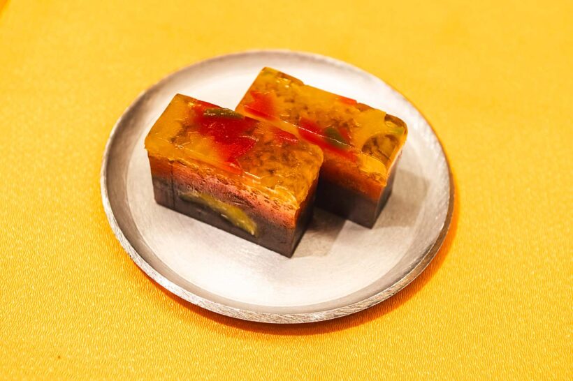 【Nagoya】1634年、尾張藩御用菓子の製造元として創業した老舗「両口屋是清」。その東山店は、和と洋、モダンとレトロが融合した隈研吾の手による名建築。同店は季節の和菓子にも力を入れており、取材時は秋をイメージした棹菓子「深山の秋」を提供。川面に流れる落ち葉をイメージし、職人が手作業で紅葉や銀杏を錦玉羹に浮かべて作られる。●両口屋是清 東山店／愛知県名古屋市千種区東山通4-4-1　https://ryoguchiya-korekiyo.co.jp/