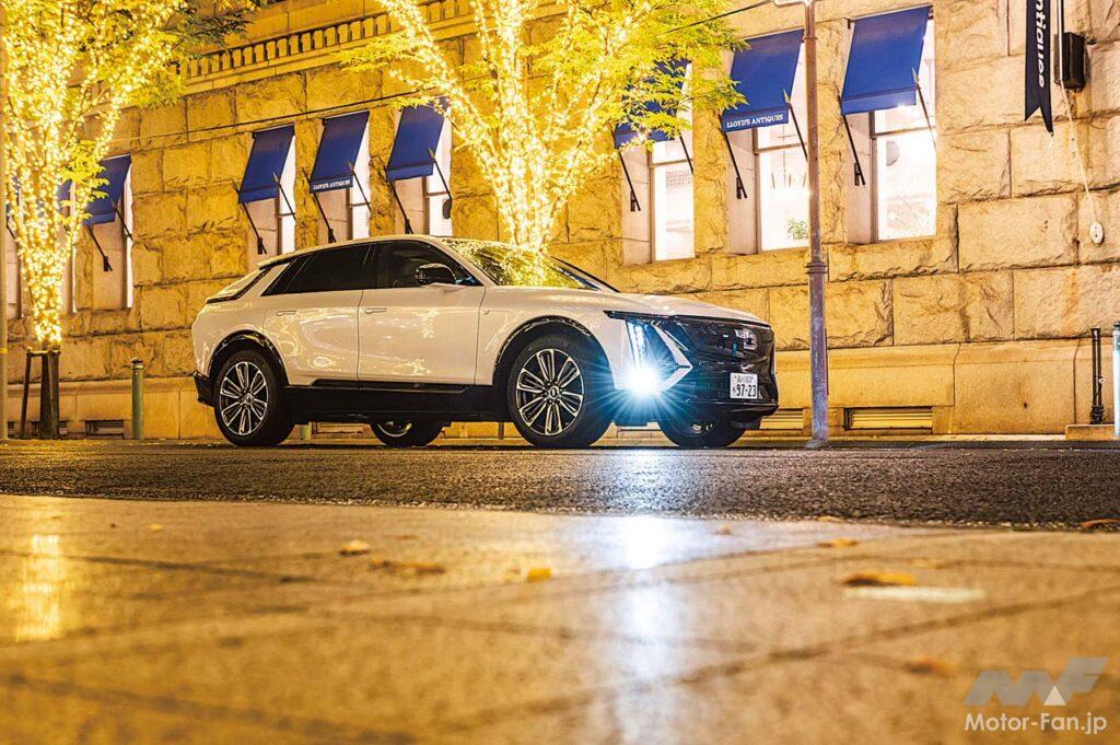 リリックは、キャデラックらしいゆとりあるボディサイズにその体躯からは想像もできないキビキビとした走り、そして都会でも扱いやすい小回り性能を備えた最新の電気自動車。日本仕様は前後アクスルにモーターを備えるAWDで、スペックはフロント231PS/309Nm、リヤ328PS/415Nm。そこから繰り出される加速、特に高速域からの再加速は鮮烈極まる。エクステリアの印象的な灯火類、インテリアを彩るイルミネーションなど、ライティングの妙も魅力だ。