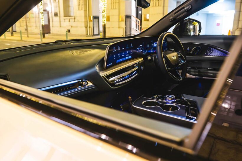 リリックは、キャデラックらしいゆとりあるボディサイズにその体躯からは想像もできないキビキビとした走り、そして都会でも扱いやすい小回り性能を備えた最新の電気自動車。日本仕様は前後アクスルにモーターを備えるAWDで、スペックはフロント231PS/309Nm、リヤ328PS/415Nm。そこから繰り出される加速、特に高速域からの再加速は鮮烈極まる。エクステリアの印象的な灯火類、インテリアを彩るイルミネーションなど、ライティングの妙も魅力だ。