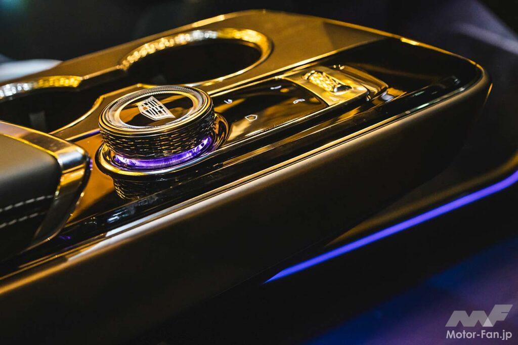 リリックは、キャデラックらしいゆとりあるボディサイズにその体躯からは想像もできないキビキビとした走り、そして都会でも扱いやすい小回り性能を備えた最新の電気自動車。日本仕様は前後アクスルにモーターを備えるAWDで、スペックはフロント231PS/309Nm、リヤ328PS/415Nm。そこから繰り出される加速、特に高速域からの再加速は鮮烈極まる。エクステリアの印象的な灯火類、インテリアを彩るイルミネーションなど、ライティングの妙も魅力だ。