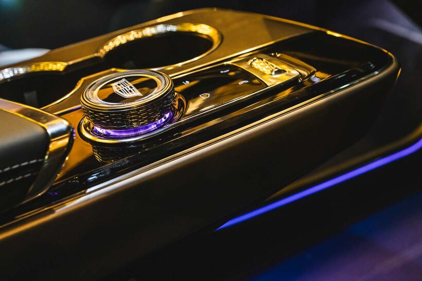 リリックは、キャデラックらしいゆとりあるボディサイズにその体躯からは想像もできないキビキビとした走り、そして都会でも扱いやすい小回り性能を備えた最新の電気自動車。日本仕様は前後アクスルにモーターを備えるAWDで、スペックはフロント231PS/309Nm、リヤ328PS/415Nm。そこから繰り出される加速、特に高速域からの再加速は鮮烈極まる。エクステリアの印象的な灯火類、インテリアを彩るイルミネーションなど、ライティングの妙も魅力だ。