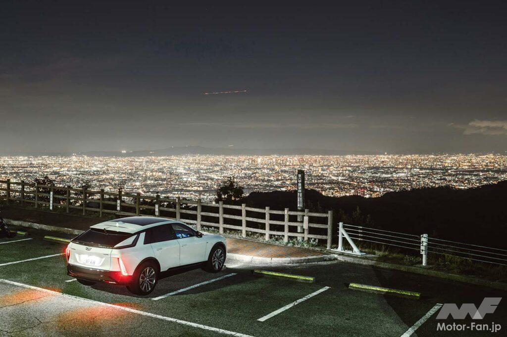 【Kobe】関西屈指の経済都市であるだけでなく、開国とほぼ同時期に開設された旧居留地を擁する、新旧の対比が美しい街、神戸。今回の旅のゴールはその一帯を見下ろす芦有ドライブウェイの東六甲展望台だ。途中名古屋で一泊、撮影をしながらの総走行距離はおよそ600km。充電は途中3回行ったが、ゴール時のバッテリー残量は57％、あと285km走行可能な状態だった。