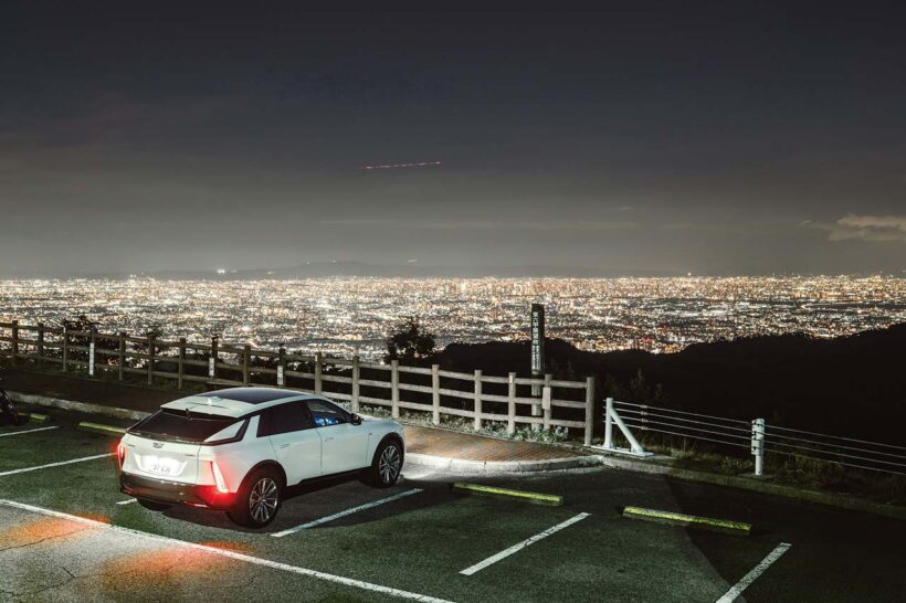 【Kobe】関西屈指の経済都市であるだけでなく、開国とほぼ同時期に開設された旧居留地を擁する、新旧の対比が美しい街、神戸。今回の旅のゴールはその一帯を見下ろす芦有ドライブウェイの東六甲展望台だ。途中名古屋で一泊、撮影をしながらの総走行距離はおよそ600km。充電は途中3回行ったが、ゴール時のバッテリー残量は57％、あと285km走行可能な状態だった。