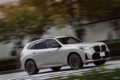 SQ5よりも車重が100kgほど軽いBMW X3 M50の走りは極めて軽快そのもの。走るほどにSUVを運転していることを忘れてしまうほどだ。
