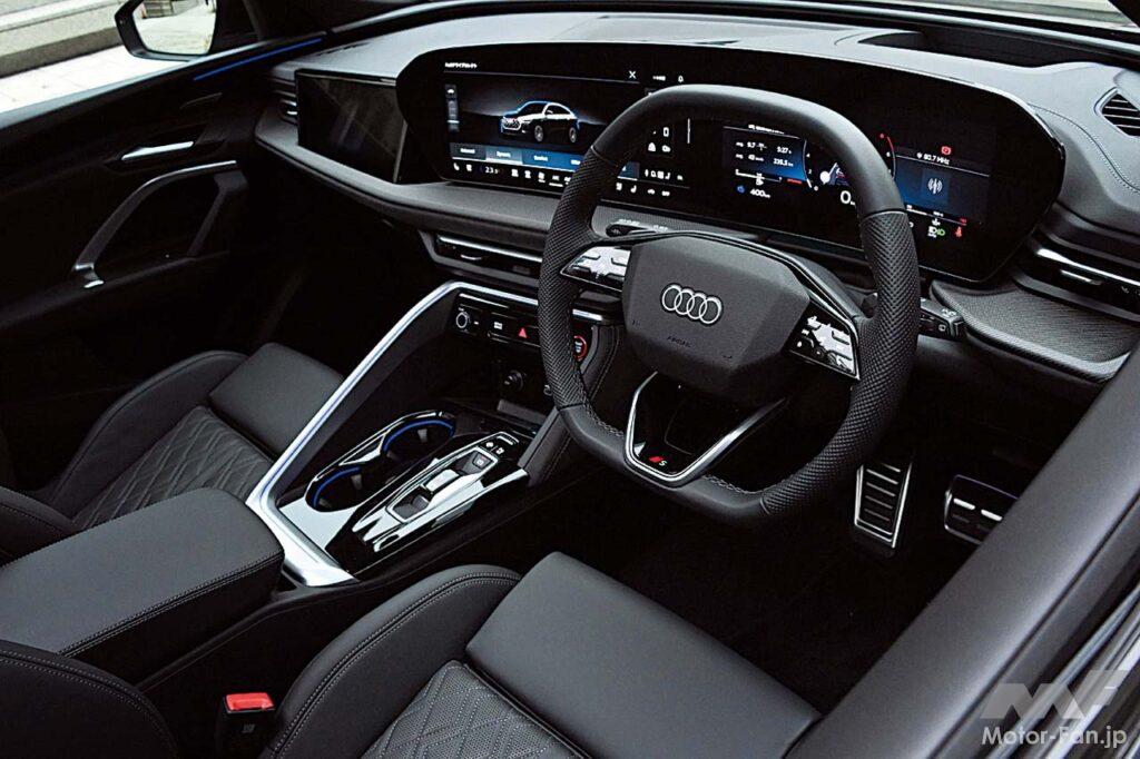 ワイドな曲面の液晶パネルは使い勝手も良好。モダンな雰囲気のSQ5にマッチしたデザインといえる。後席にもシートヒーターを装備する。