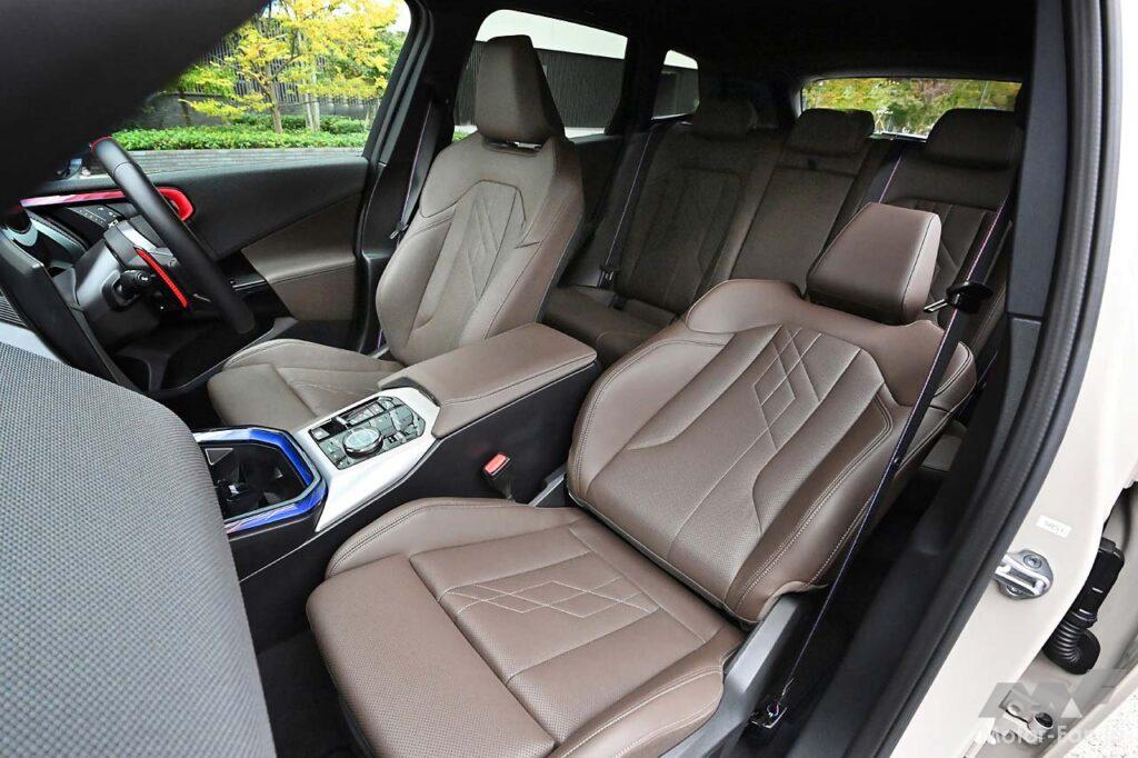 BMWオペレーティング・システム9とプラチナ仕上げのM専用ディスプレイが目を引く。試乗車にはベンチレーションシートなどの快適装備を含むオプションのコンフォート・パッケージを装備していた。
