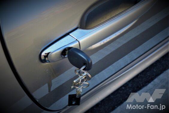 鍵穴に鍵が刺さっている写真