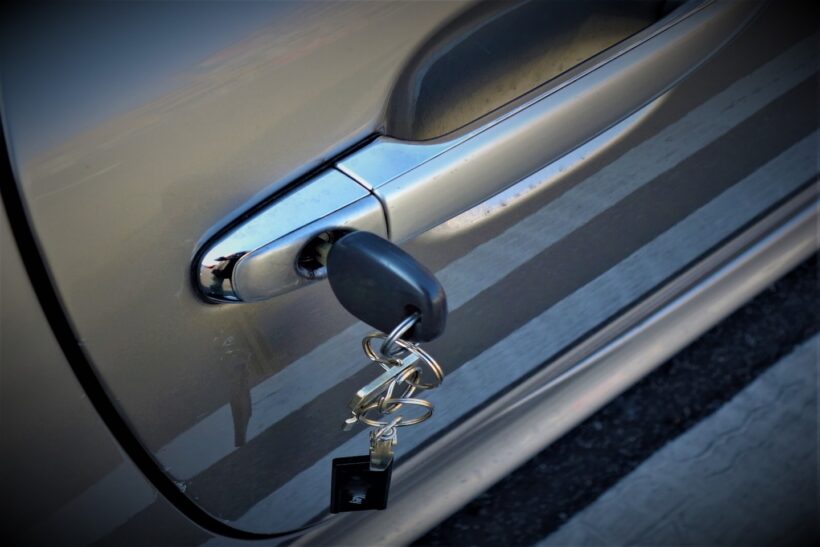 鍵穴に鍵が刺さっている写真