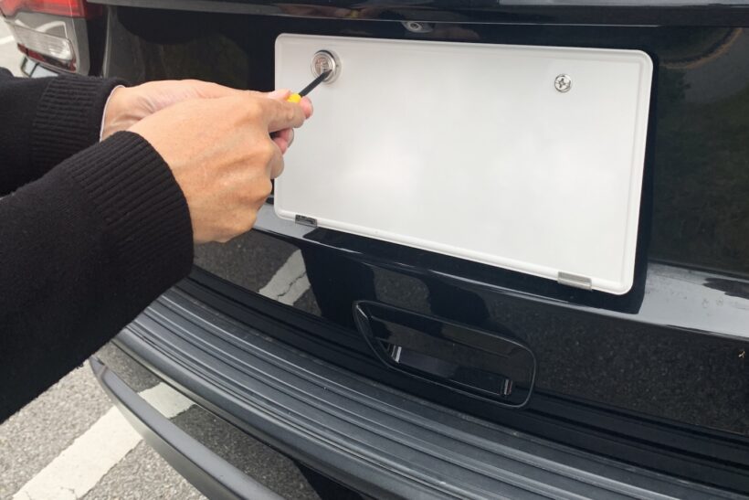 封印を取り外そうとしている写真