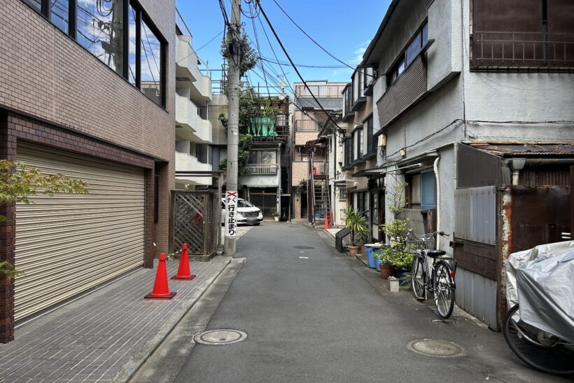 狭い住宅道路の写真